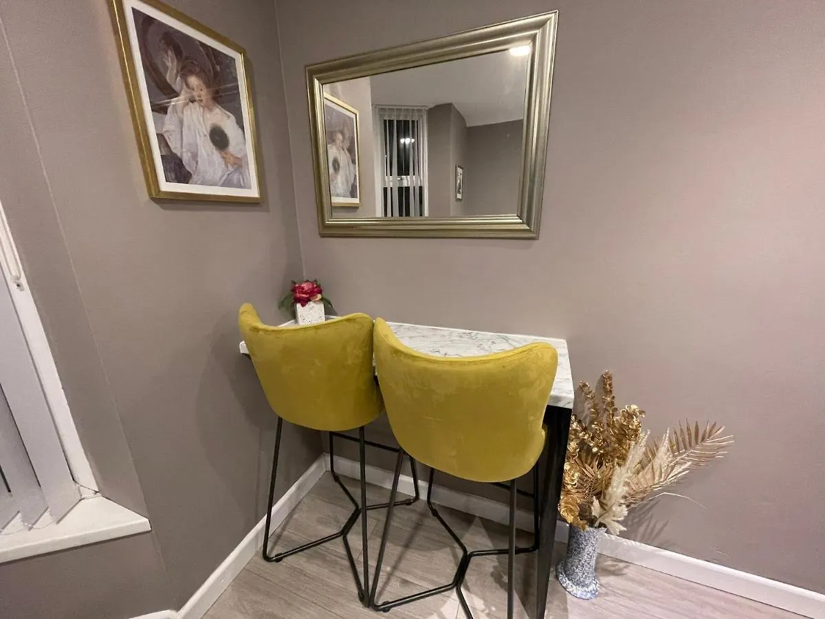 Selection Of Stylish Apartments Within Walking Distance Of Cardiff City Centre בריטניה