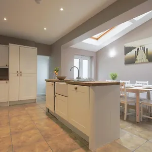  Holiday home Spacious 4 Bedroom House- Walking Distance To Centre & Great Backyard