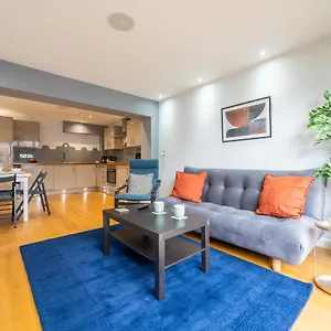  Apartment Corner House By Ty Sa In Pontcanna